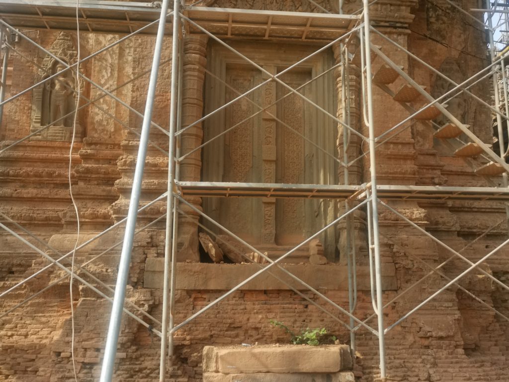 Restaurationsarbeiten am kleinen Lolei-Tempel
