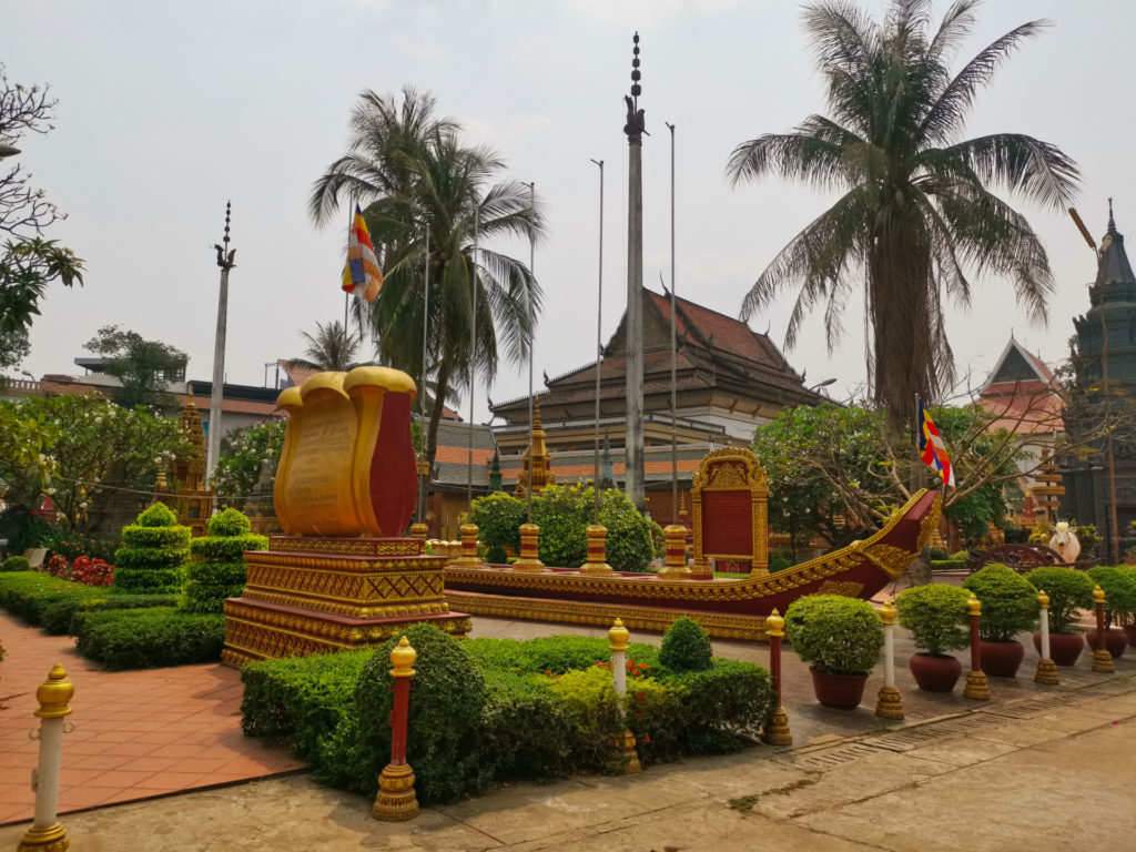 Innenhof des Wat Preah Prom Rath mit Boot